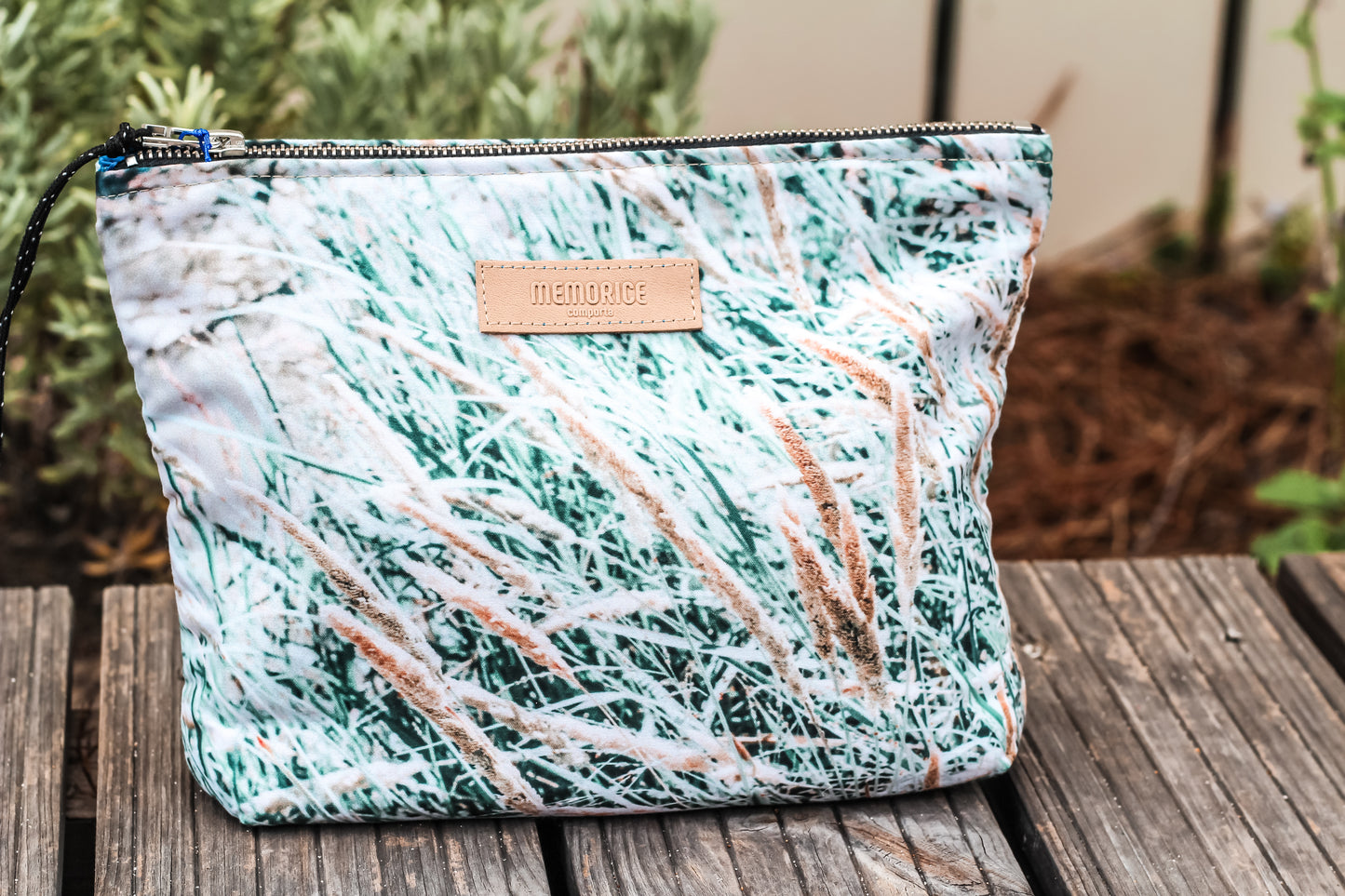 CLUTCHES & TOTE BAGS